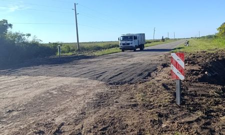 Vialidad Provincial rehabilitó el tránsito con ripio en la Ruta Provincial 1. En los próximos días se va a poner asfalto. Vialidad Provincial rehabilitó el tránsito con ripio en la Ruta Provincial 1. En los próximos días se va a poner asfalto.