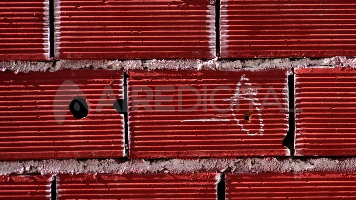 La policía científica secuestró en la escena del crimen cuatro vainas calibre 9 milímetros.