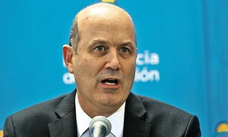 El ministro de Desregulación y Transformación del Estado, Federico Sturzenegger, afirmó que la clave del desarrollo económico argentino radica en superar la histórica limitación de divisas. El ministro de Desregulación y Transformación del Estado, Federico Sturzenegger, afirmó que la clave del desarrollo económico argentino radica en superar la histórica limitación de divisas.