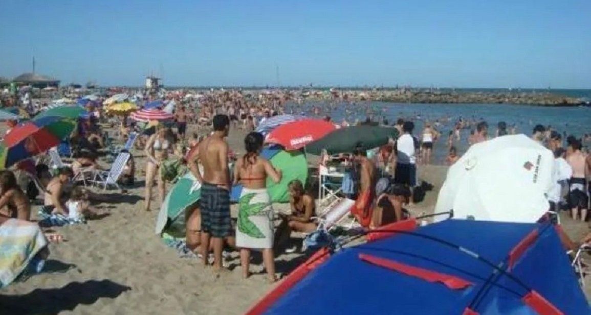 Liberaron a la pareja detenida por enterrar a su beba en la arena para ir al mar