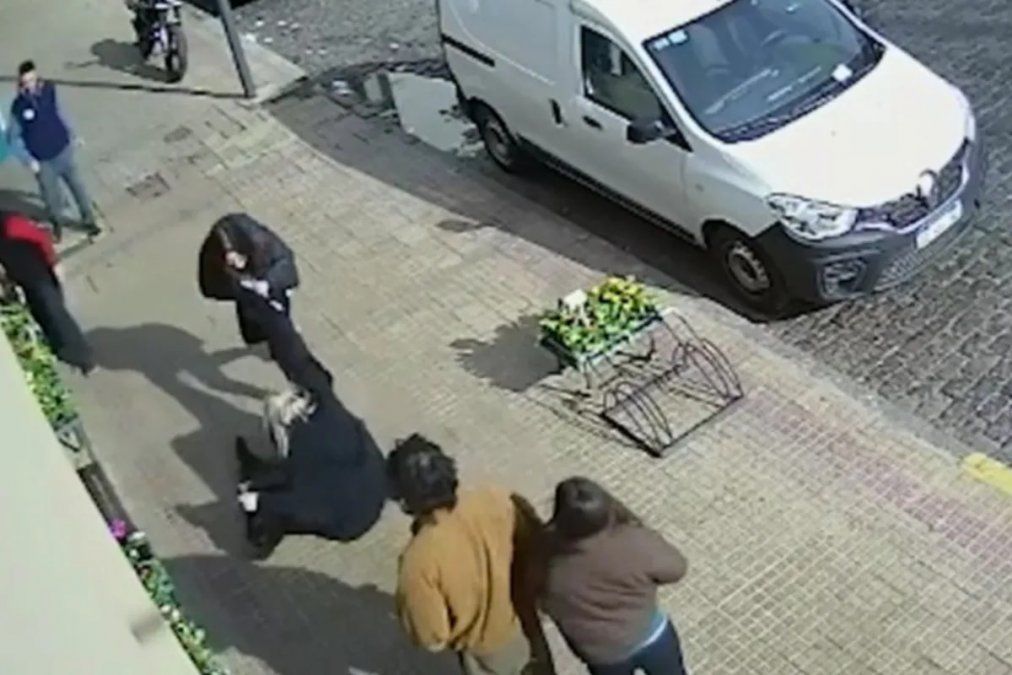 Una conductora discutió con una mujer que cruzó mal la calle y se bajó a golpearla