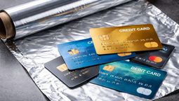 altText(Por qué recomiendan envolver las tarjetas de crédito con papel aluminio)}