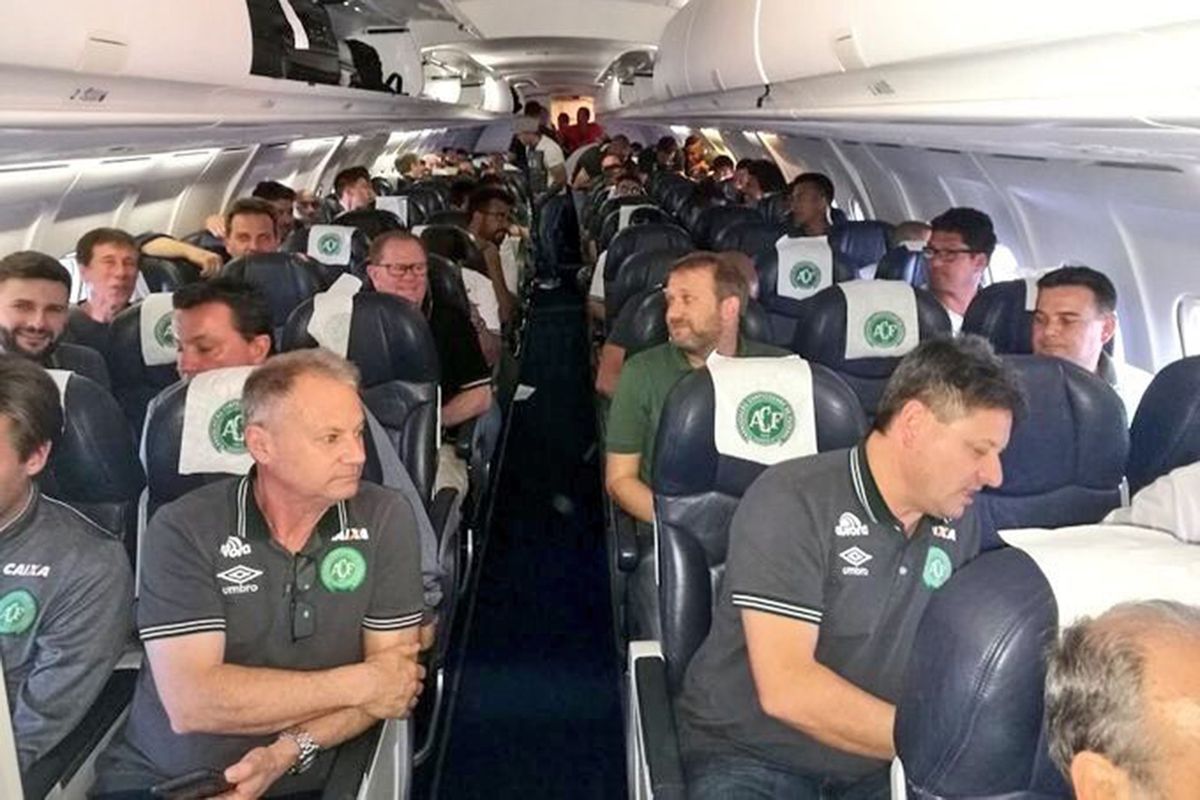A la delegación del Chapecoense la integraban 22 futbolistas, más 23 acompañantes (entre cuerpo técnico, dirigentes del club e invitados), y otros 21 pasajeros (que eran periodistas, relatores y técnicos de radio, camarógrafos y fotógrafos).