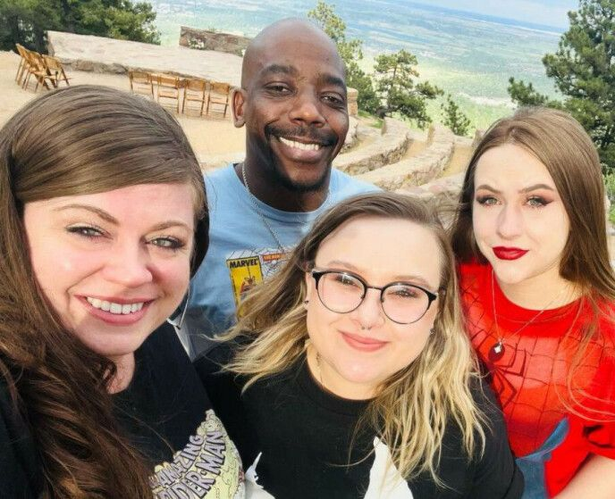 Nick Davis, de Estados Unidos, se hizo viral por tener tres esposas.