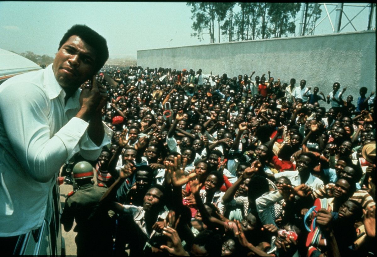 Ali se ganó el favor de millones de africanos, y de miles de niños por las calles céntricas y de los suburbios de Kinshasa cuando salía a entrenarse. En medio de ese baño de masas, nació el grito de guerra Ali se ganó el favor de millones de africanos, y de miles de niños por las calles céntricas y de los suburbios de Kinshasa cuando salía a entrenarse. En medio de ese baño de masas, nació el grito de guerra