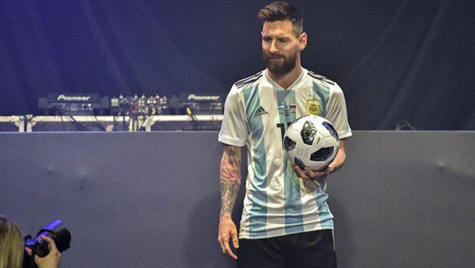 Messi presentó la camiseta argentina y la pelota del Mundial