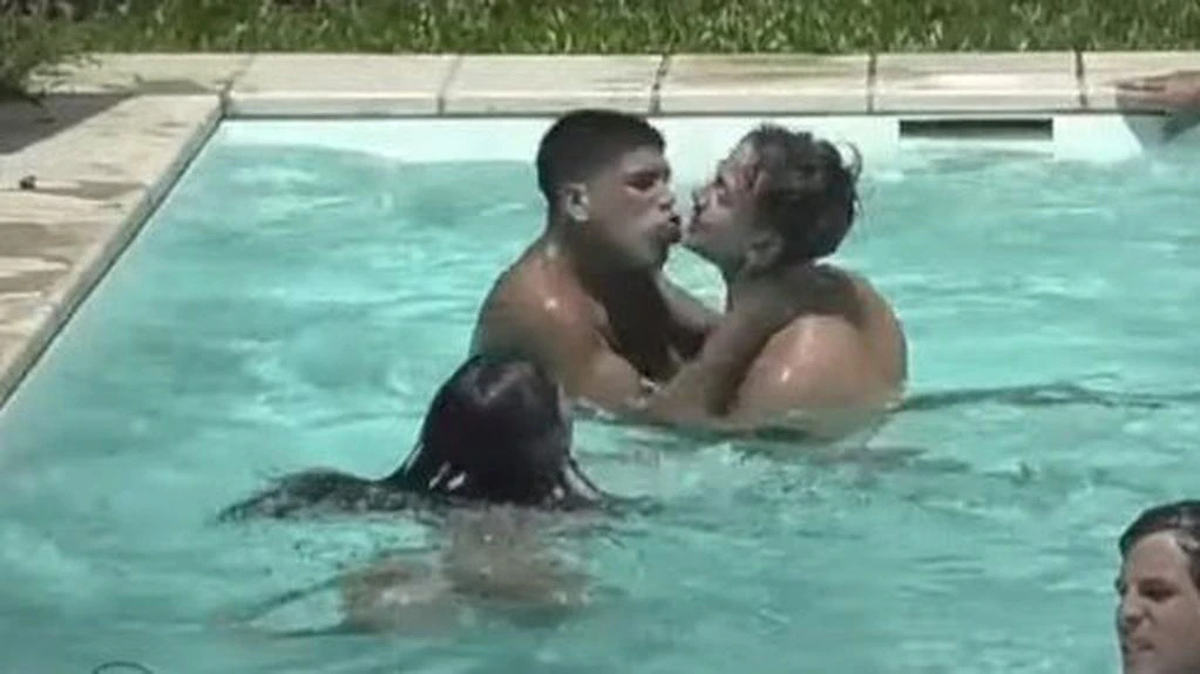 Thiago y Nacho muy cerca en la pileta de Gran Hermano. 