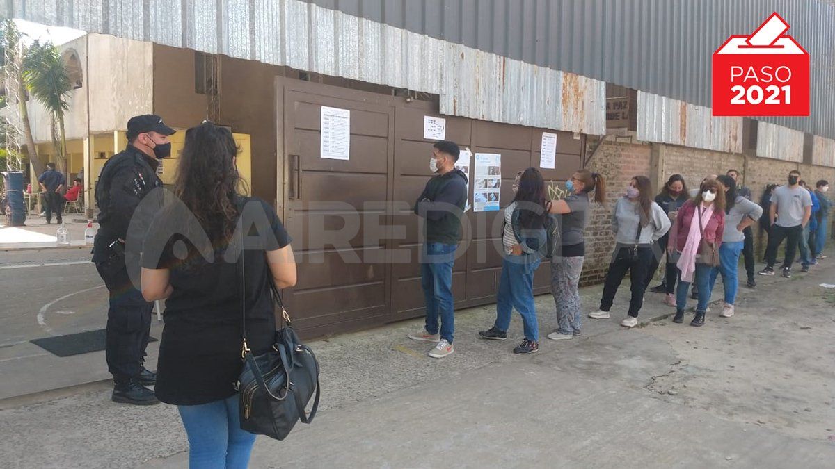 Al igual que en toda la provincia, hubo largas colas para votar en Santo Tomé.
