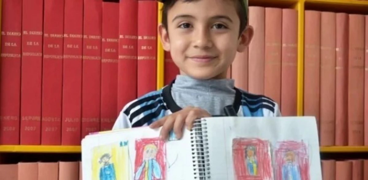 Un niño dibujó su propio álbum de figuritas del Mundial porque sus papás no podían comprarle uno