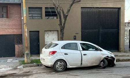 El conductor impacto contra una columna de luz. El conductor impacto contra una columna de luz.