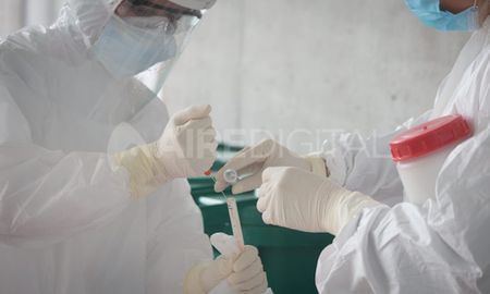 Especialistas manipulan una muestra de hisopado nasofaríngeo para coronavirus. Especialistas manipulan una muestra de hisopado nasofaríngeo para coronavirus.