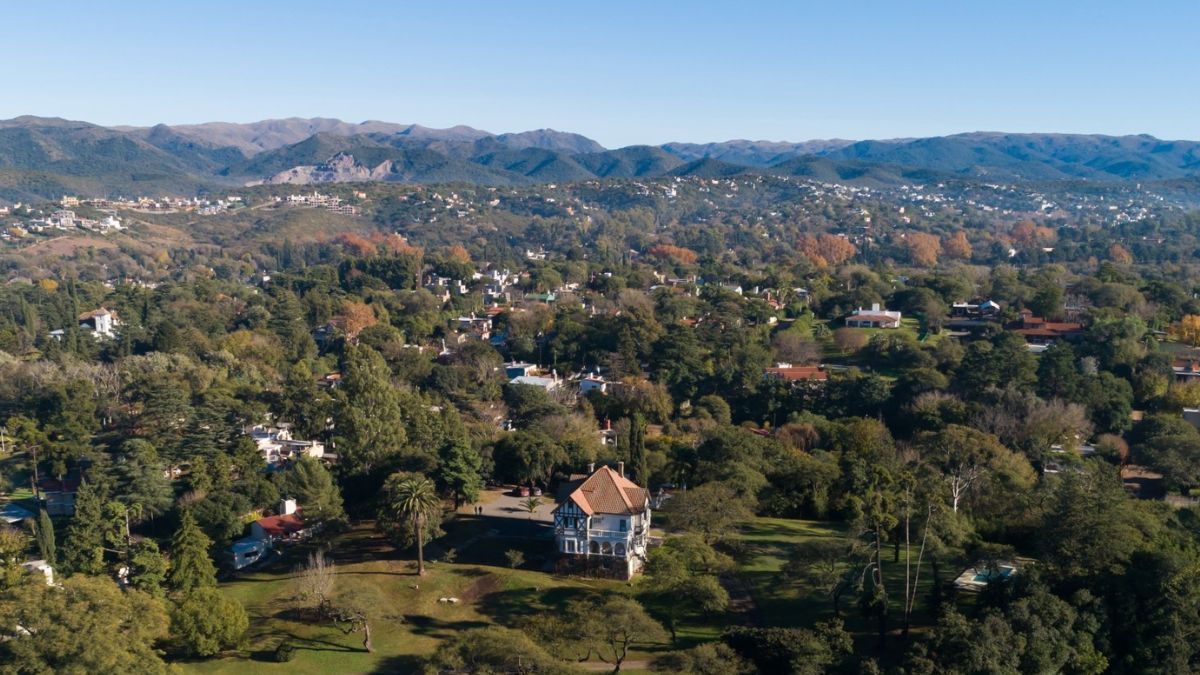La gastronomía de Villa Allende refleja las tradiciones locales, con empanadas, carnes asadas y una cocina de autor que enamora a los turistas. La gastronomía de Villa Allende refleja las tradiciones locales, con empanadas, carnes asadas y una cocina de autor que enamora a los turistas.
