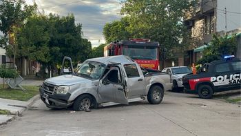 Fuerte accidente en barrio Centenario: una camioneta derrapó y dos personas resultaron heridas