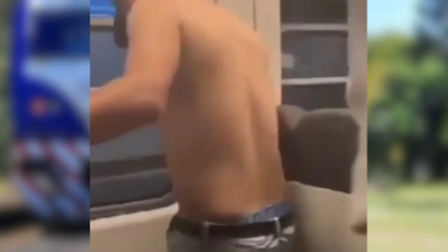 Video viral: aseguran que la policía hizo limpiar con su ropa un vagón de tren a dos pasajeros que orinaron