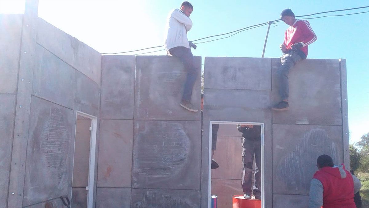 Según el relevamiento de Los Sin Techo, en Santa Fe viven unas 7.000 familias en situación de indigencia, y 1.350 continúan habitando ranchos precarios. Según el relevamiento de Los Sin Techo, en Santa Fe viven unas 7.000 familias en situación de indigencia, y 1.350 continúan habitando ranchos precarios.