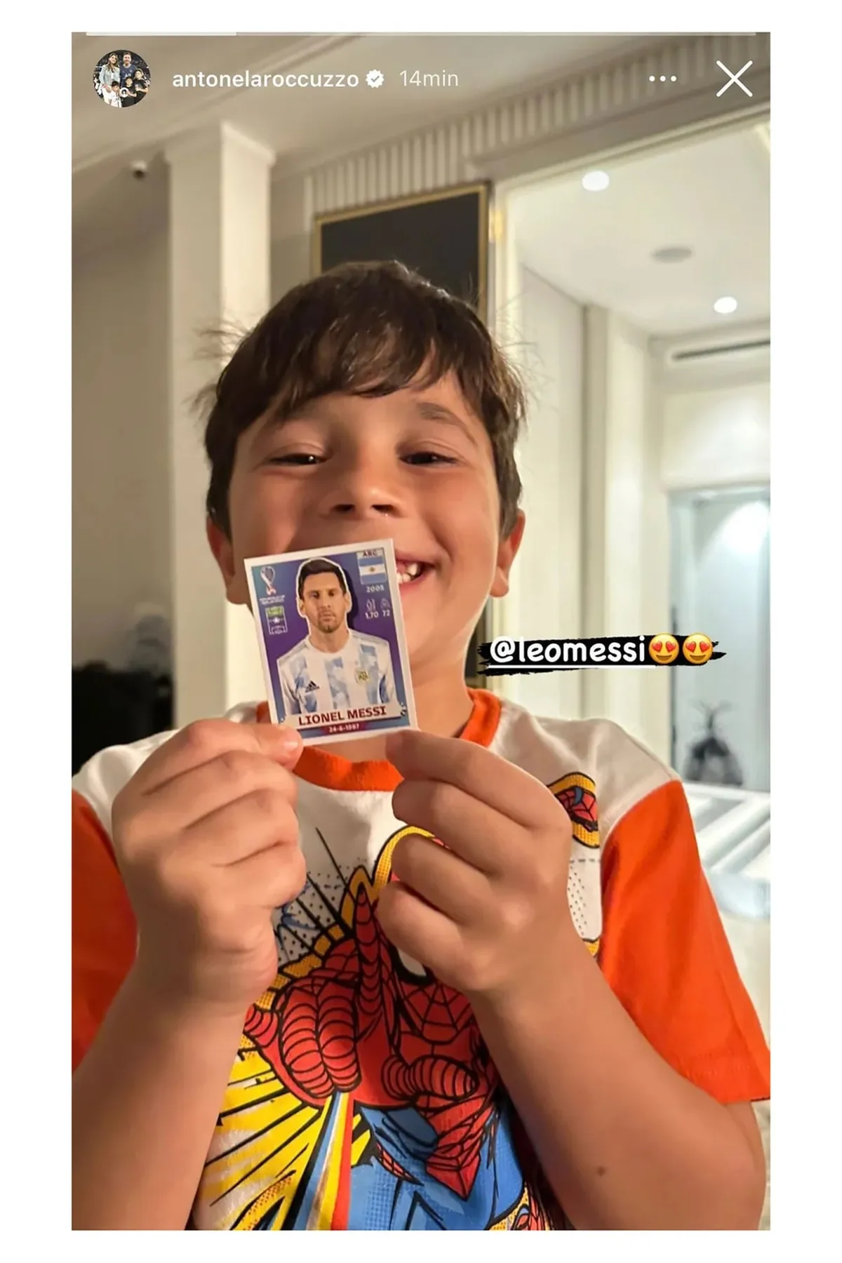 El hijo de Messi con la figurita de su papá.