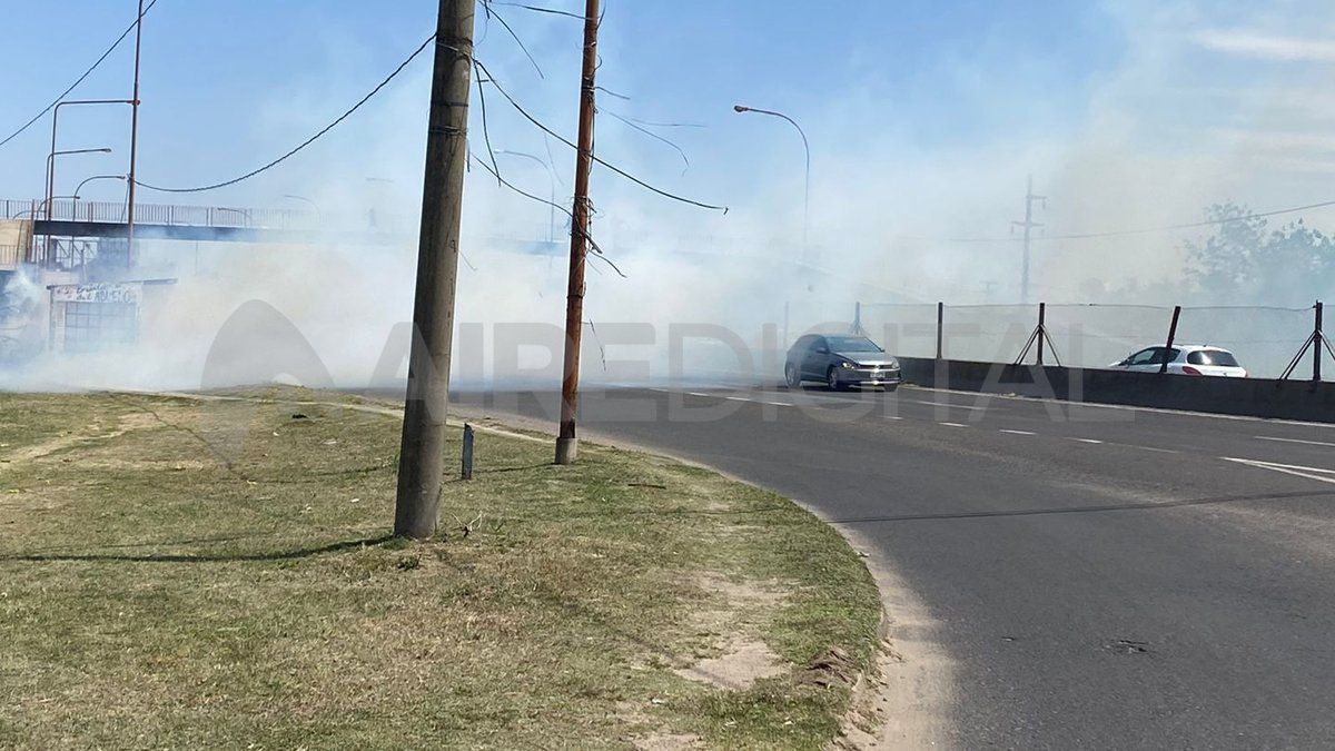 Por el humo, los vehículos circulan con dificultad en este sector de la Ruta Nacional 168.