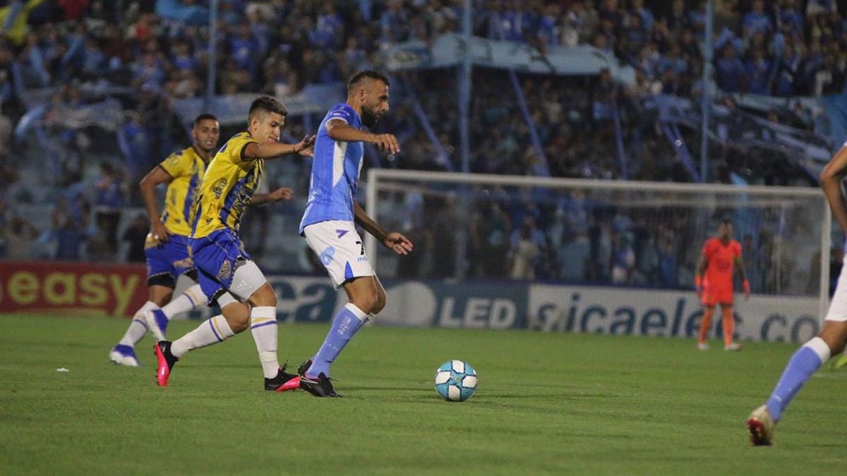 Estudiantes (RC) venció a Atlanta y le robó el primer puesto de la Primera Nacional