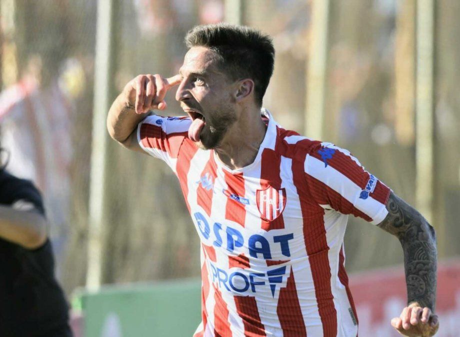Nicolás Mazzola celebra su gol en el Clásico Santafesino N°92 por Torneos de AFA