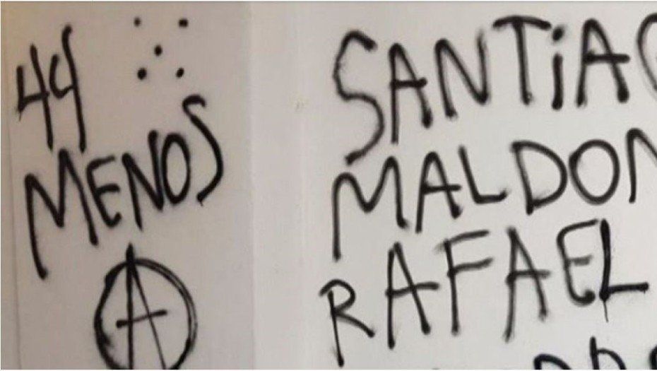 “44 menos”, la pintada tras la protesta en Plaza de Mayo por el mapuche muerto