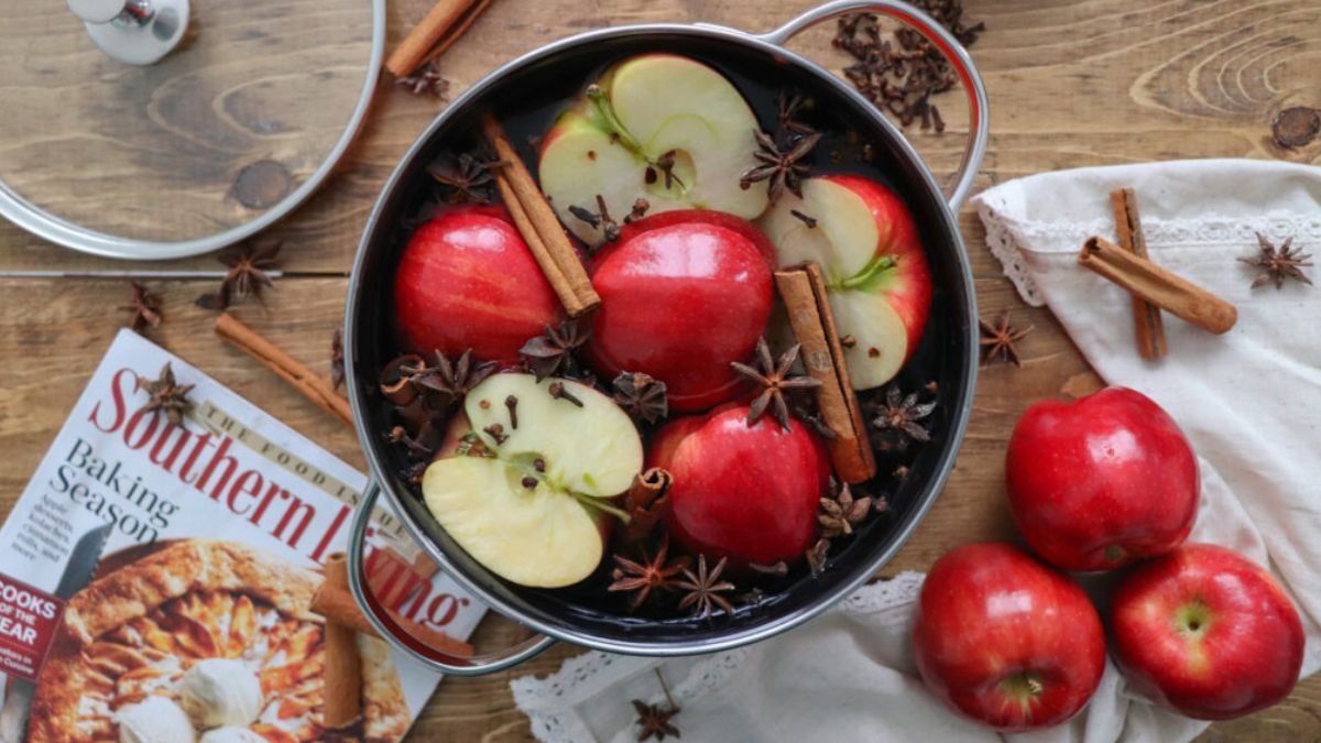 Hervir manzana con canela. 