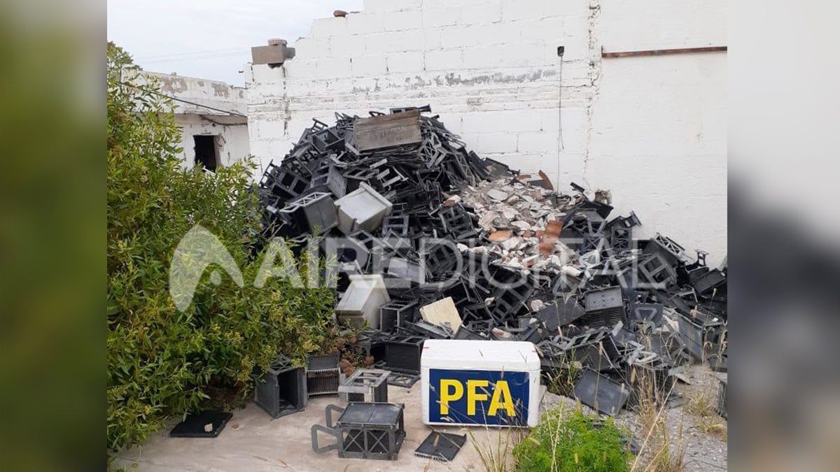 En el interior del predio se detectaron pozos con restos de combustible, restos de baterías, paredes internas hechas con baterías