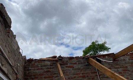 La tormenta de la madrugada del viernes, afectó seriamente a una vivienda de barrio Adelina Oeste de Sauce Viejo. La tormenta de la madrugada del viernes, afectó seriamente a una vivienda de barrio Adelina Oeste de Sauce Viejo.