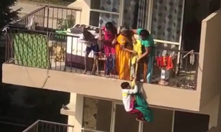 Video: se le voló ropa y, para recuperarla, colgó a su hijo del balcón desde el piso 10 Video: se le voló ropa y, para recuperarla, colgó a su hijo del balcón desde el piso 10