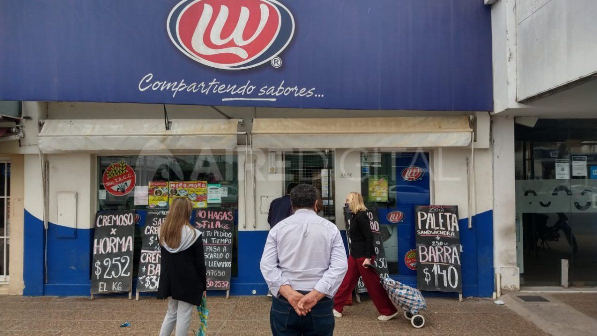 La secuencia del robo a una fiambrería quedó registrada por las cámaras del local.&nbsp;