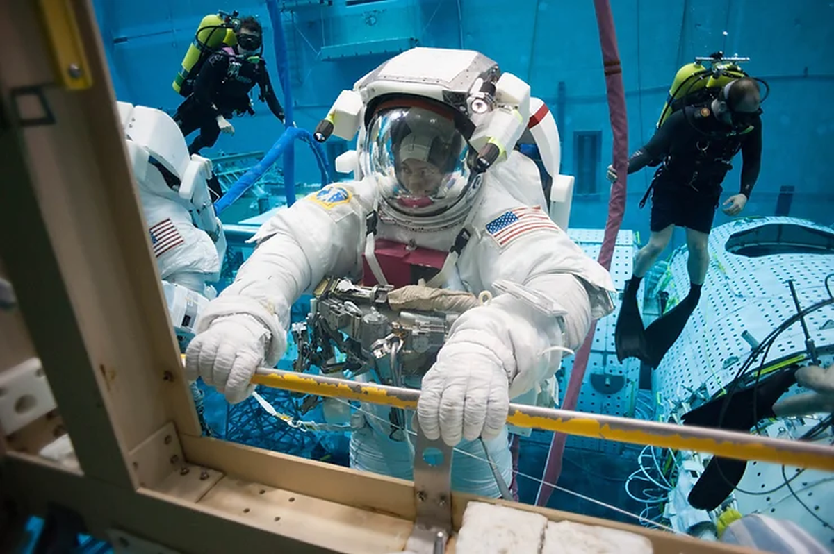 Así entrena un astronauta en el Laboratorio de Flotabilidad Neutra Submarina de la NASA. Así entrena un astronauta en el Laboratorio de Flotabilidad Neutra Submarina de la NASA.