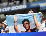 No eran de Malvinas, pero se robaron todas las miradas: las banderas que sí ingresaron al estadio No eran de Malvinas, pero se robaron todas las miradas: las banderas que sí ingresaron al estadio