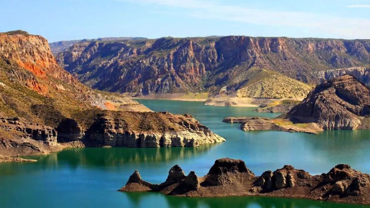 El sistema de riego mendocino cuenta con más de 12.000 kilómetros de canales y acequias que permiten la producción vitivinícola de exportación en zonas de extrema aridez.