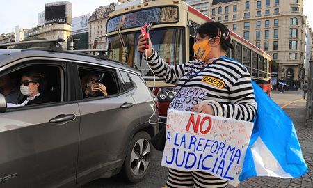No a la reforma judicial rezaron los carteles durante la manifestación. No a la reforma judicial rezaron los carteles durante la manifestación.