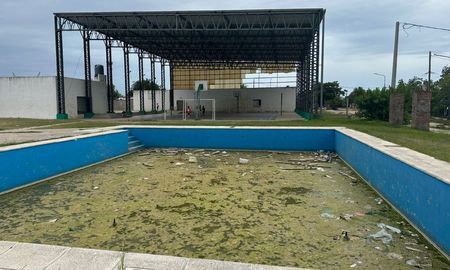 Por el estado de abandono, vecinos de Alto Verde no pueden aprovechar las piletas que se encuentran en el Polideportivo del barrio. Por el estado de abandono, vecinos de Alto Verde no pueden aprovechar las piletas que se encuentran en el Polideportivo del barrio.