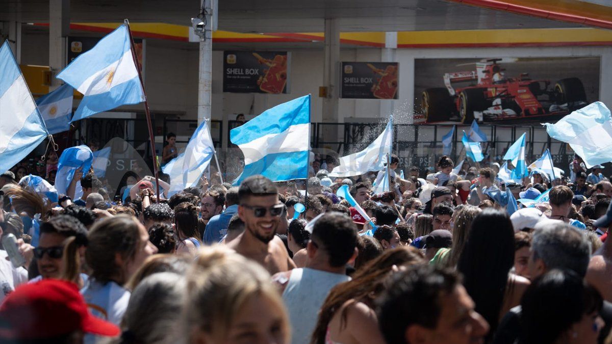 En la intersección de Rivadavia y Bulevar la fiesta se extendió hasta altas horas de la noche.