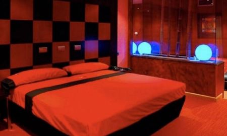 Organizó un trío sexual con su esposa y una amiga, pero se enteró el novio y todo terminó a los tiros Organizó un trío sexual con su esposa y una amiga, pero se enteró el novio y todo terminó a los tiros