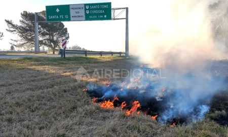 Un incendio se produce en la vera de la autopista Santa Fe - Rosario, cerca de la circunvalación que dirige hacia la ruta 19. Un incendio se produce en la vera de la autopista Santa Fe - Rosario, cerca de la circunvalación que dirige hacia la ruta 19.