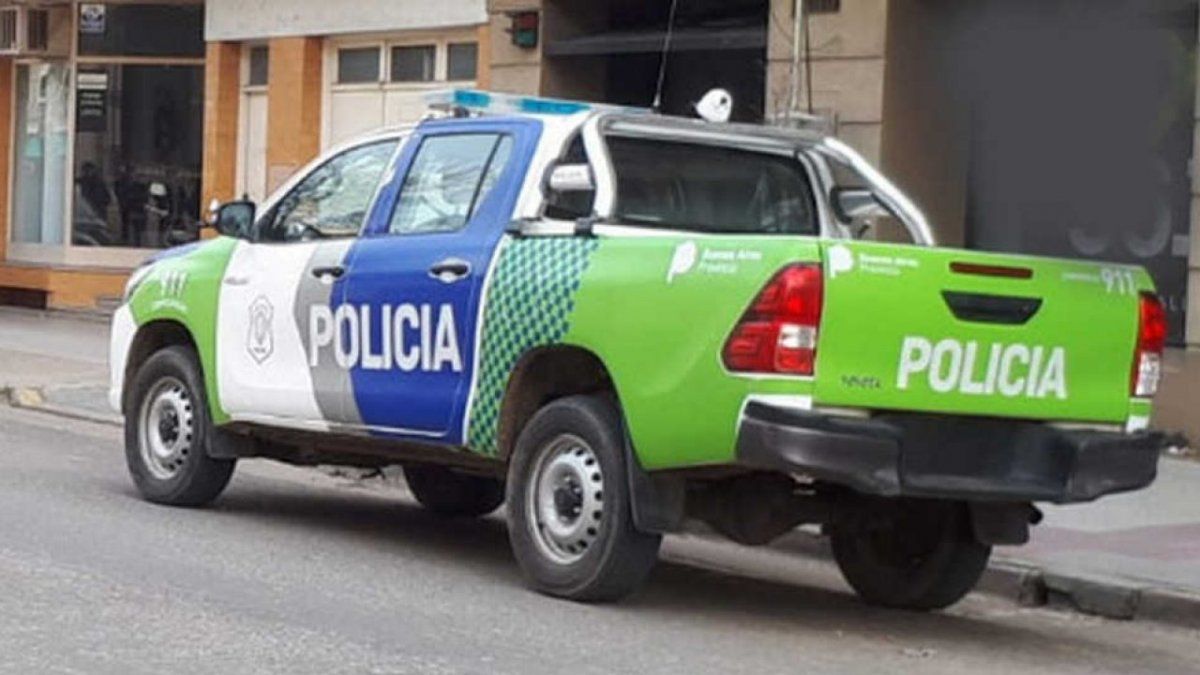 Detienen a una mujer en una entrega controlada de dinero y joyas tras llamado extorsivo.