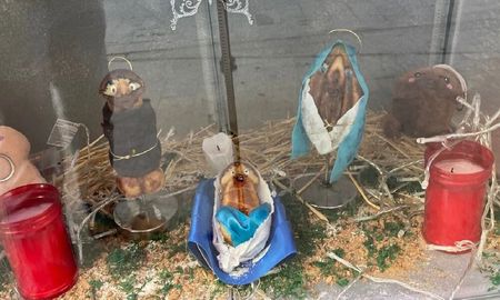 Armaron un pesebre con forma de genitales en una pastelería de Sevilla Armaron un pesebre con forma de genitales en una pastelería de Sevilla