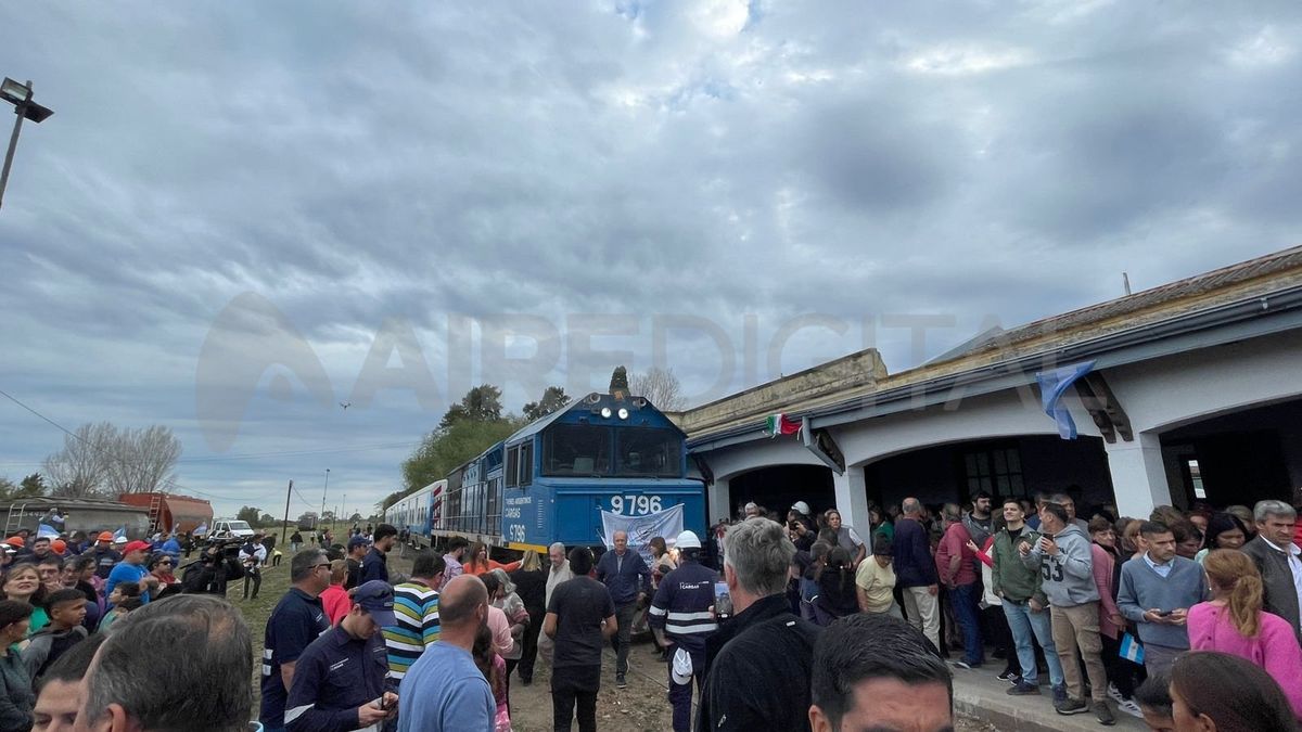 El Tren Laguna Paiva-Santa Fe llegó a Laguna Paiva y fue recibido por una multitud.&nbsp;