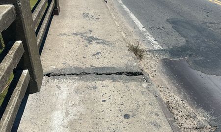 Personas que transitan a diario por la zona alertaron sobre la presencia de una grieta en la junta del paso peatonal del Puente Carretero. Personas que transitan a diario por la zona alertaron sobre la presencia de una grieta en la junta del paso peatonal del Puente Carretero.