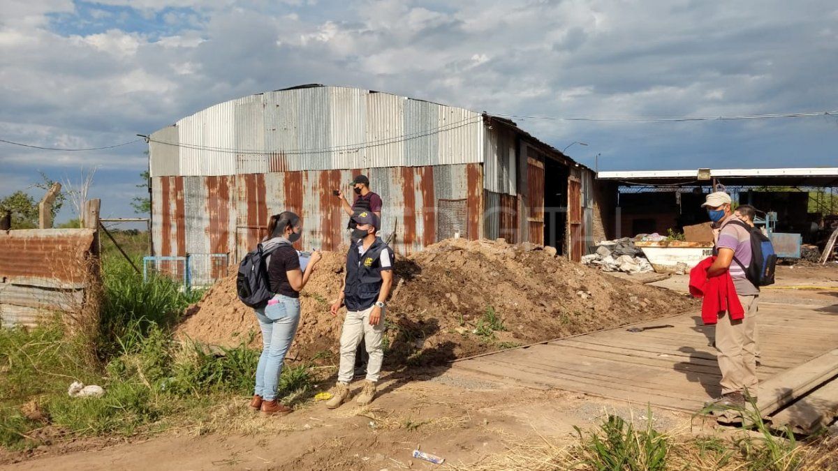 La fiscal Clelia Trossero investiga la causa. Personal de la Agencia de Investigación criminal realiza los allanamientos