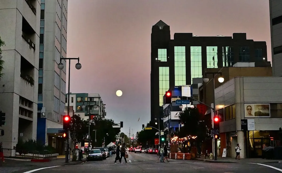 Así se vio la luna llena sobre el centro de Los Ángeles, California, el 12 de julio de 2022.