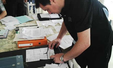 La Asociación ilícita investigada emitió 8.544 facturas por un monto de 731.485.352 de pesos, que fueron vendidas a 1.381 contribuyentes establecidos en distintas provincias. La Asociación ilícita investigada emitió 8.544 facturas por un monto de 731.485.352 de pesos, que fueron vendidas a 1.381 contribuyentes establecidos en distintas provincias.