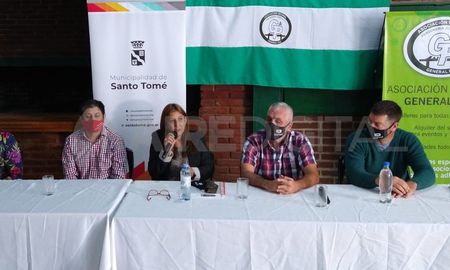 La intendenta Daniela Qüesta presentó ante vecinos el proyecto de optimización de la Planta de Tratamientos Líquidos Cloacales. La intendenta Daniela Qüesta presentó ante vecinos el proyecto de optimización de la Planta de Tratamientos Líquidos Cloacales.