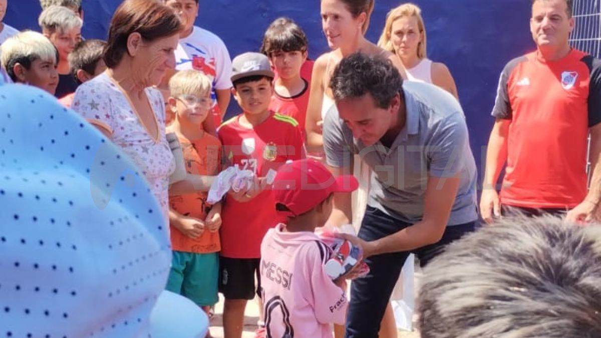 Los chicos de Los Piratitas, recibiendo regalos. Los chicos de Los Piratitas, recibiendo regalos.