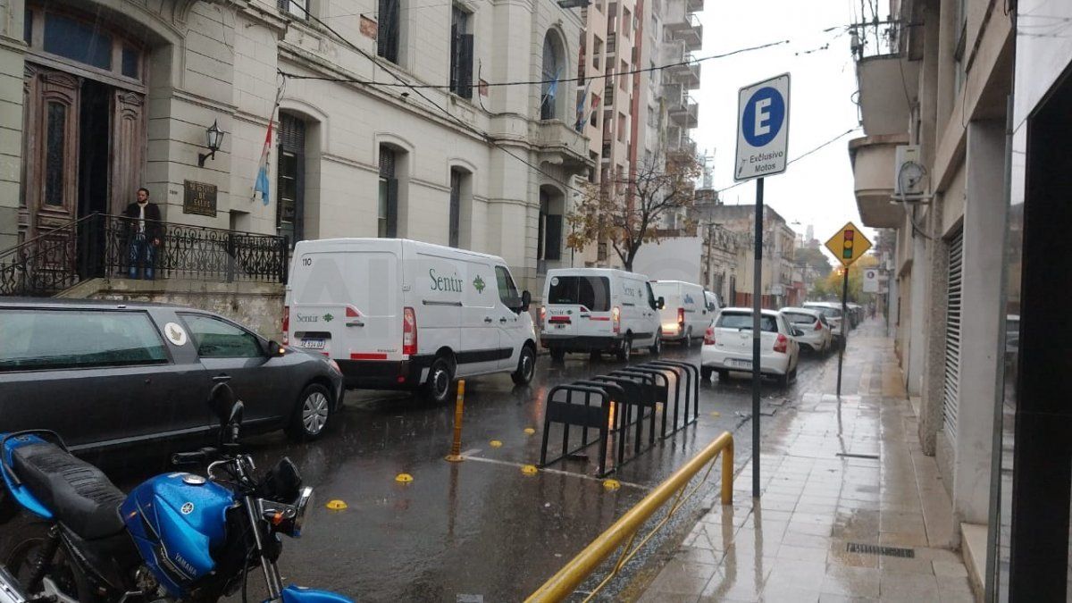 Unos 150 empleados de empresas funerarias se concentraron en la puerta del Ministerio de Salud de Santa Fe.