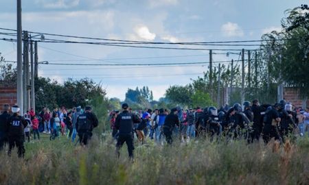 Unas 200 personas intentaron ocupar un predio en Reconquista. Luego un grupo más reducido agredió al personal policial y municipal Unas 200 personas intentaron ocupar un predio en Reconquista. Luego un grupo más reducido agredió al personal policial y municipal