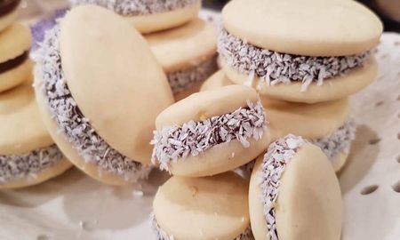 Alfajores de maicena sin manteca y con mucho dulce de leche. Alfajores de maicena sin manteca y con mucho dulce de leche.