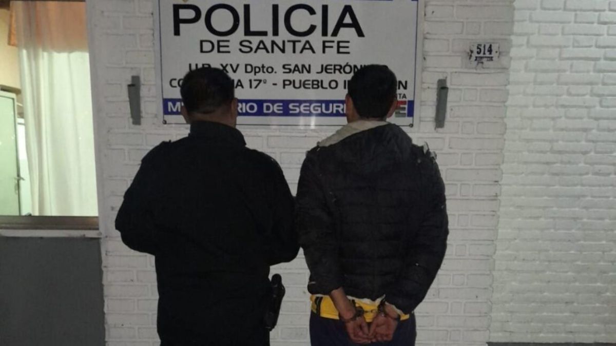 Un jugador de la Liga Galvense de fútbol fue aprehendido por golpear a un árbitro.